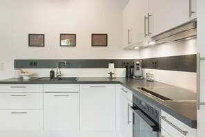 Frigorifero, forno, piano cottura, lavastoviglie