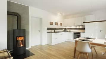 Réfrigérateur, un four, surface de cuisson, lave-vaisselle
