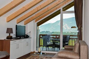 Älytelevisio, pöytätennispöytä, kirjoja, stereot