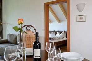 Älytelevisio, pöytätennispöytä, kirjoja, stereot