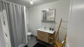 Een douche, een haardroger, handdoeken, zeep
