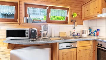 Een koelkast, een magnetron, een oven, een kookplaat