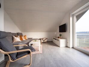 TV - Apartment 'Pia' with Balcony and Wi-Fi (Herzogsweiler)