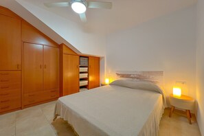 1 dormitori i planxa i posts de planxar