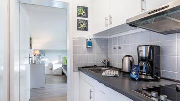 Jääkaappi, uuni, liesi, kahvin-/teenkeitin