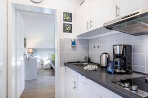 Geladeira, fogão, cooktop, cafeteira/chaleira