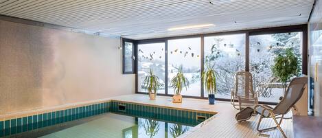 屋内プール、温水プール