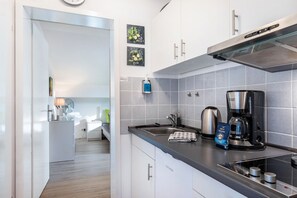 Kühlschrank, Mikrowelle, Herdplatte, Wasserkocher mit Kaffee-/Teezubehör