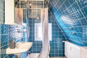 Douche, articles de toilette (gratuits), séchoir à cheveux