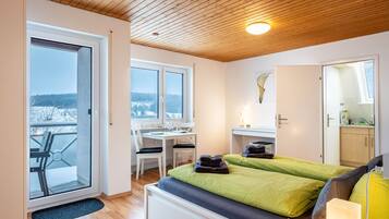 Tabla de planchar con plancha, wifi gratis y ropa de cama