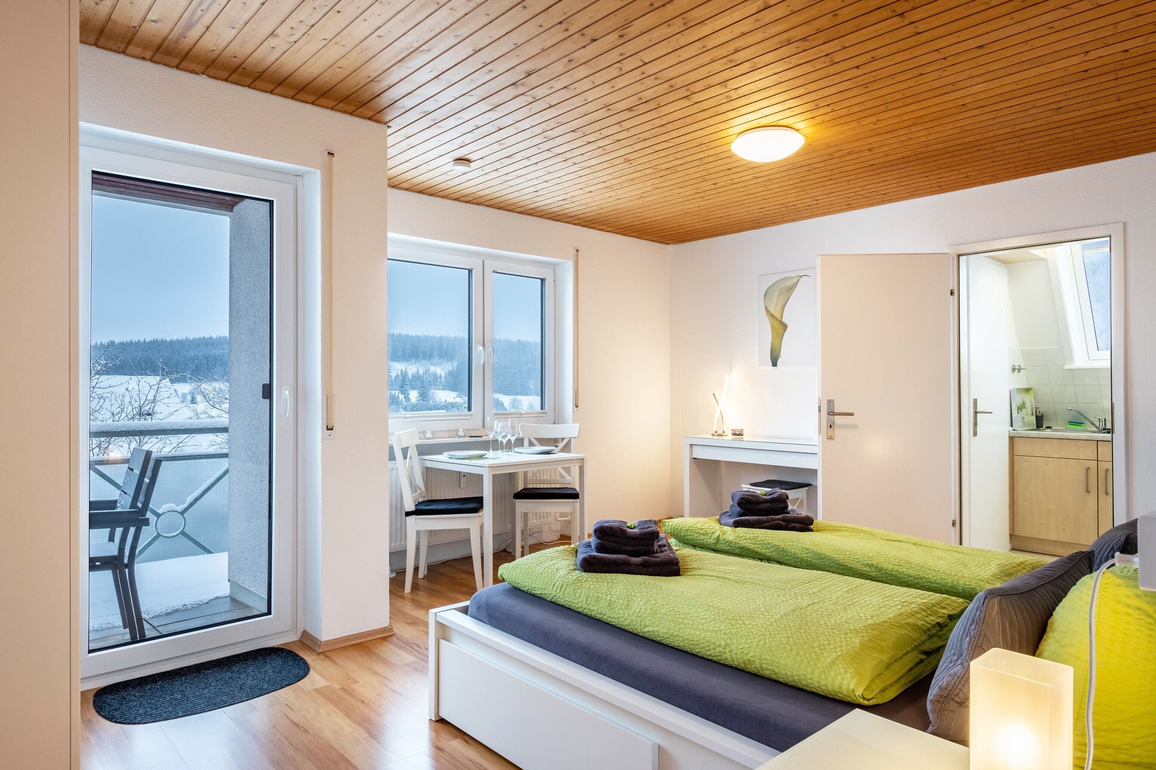 Tabla de planchar con plancha, wifi gratis y ropa de cama 