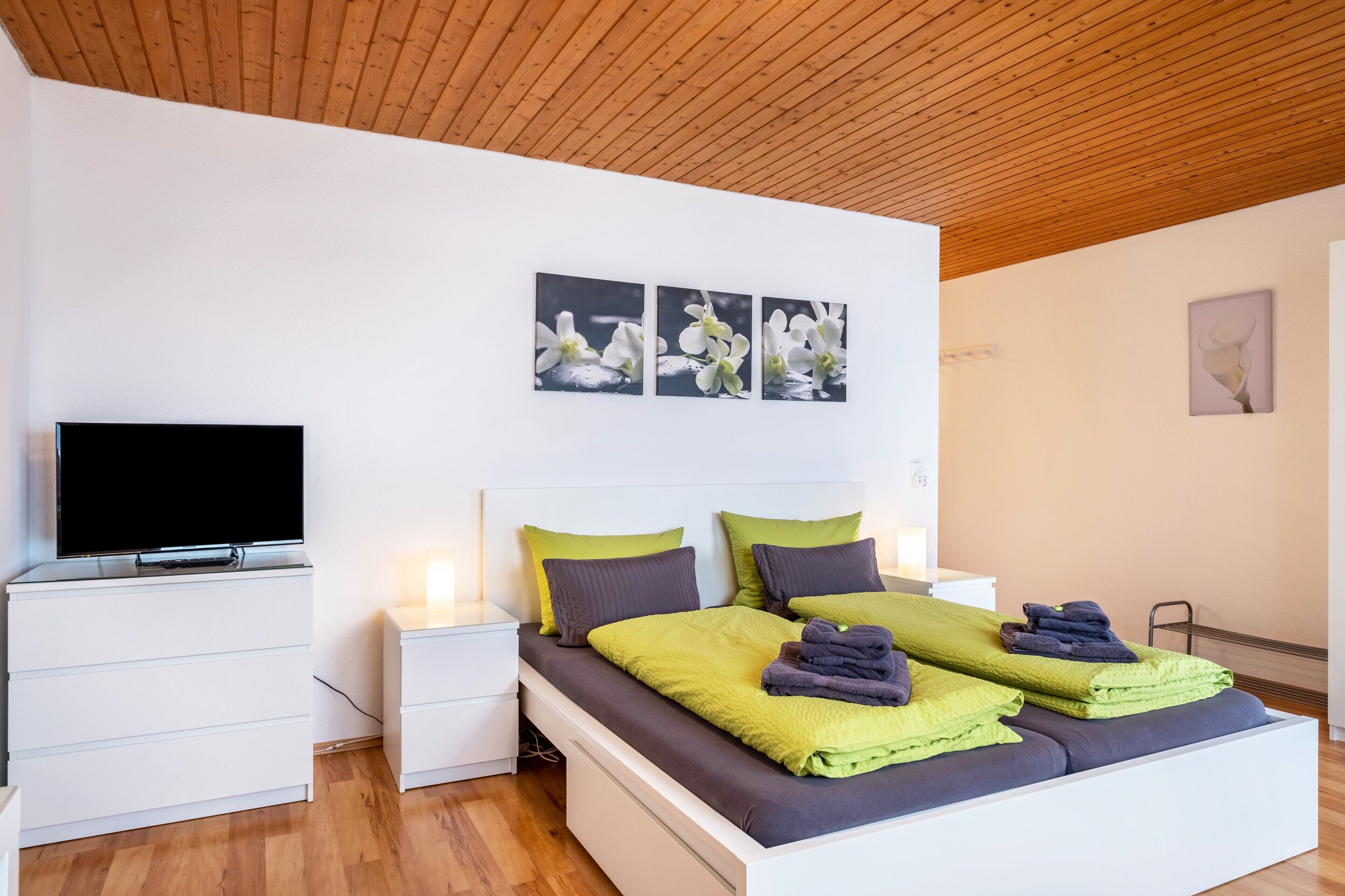 Tabla de planchar con plancha, wifi gratis y ropa de cama 