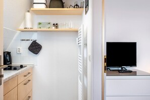 Jääkaappi, liesi, kahvin-/teenkeitin, vedenkeitin