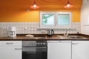 Kjøleskap, ovn, kokeplater og kaffetrakter/tekoker