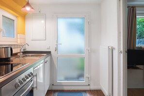 Kühlschrank, Ofen, Herdplatte, Wasserkocher mit Kaffee-/Teezubehör