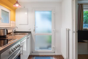 Fridge, oven, stovetop, coffee/tea maker