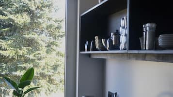 Refrigerador, horno, lavavajillas y cafetera y tetera