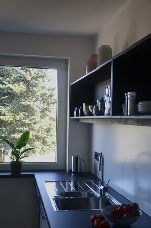 Kjøleskap, ovn, oppvaskmaskin og kaffetrakter/tekoker