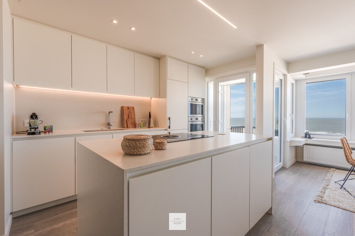 Een koelkast, een microgolfoven, een oven, een vaatwasser