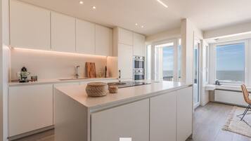 Een koelkast, een microgolfoven, een oven, een vaatwasser