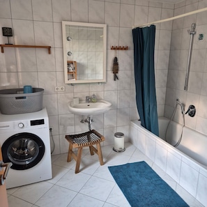 Douche, sèche-cheveux, serviettes fournies