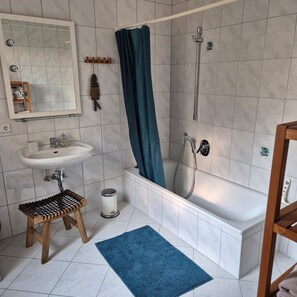 Een douche, een haardroger, handdoeken