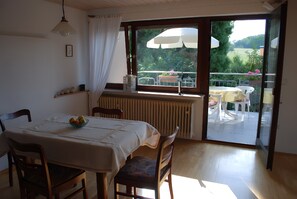 Dining - Apartment 'Mit Pool' with Shared Pool, Shared Garden and Wi-Fi (Straubenhardt)