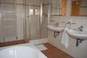 Shower, hair dryer, towels - Apartment 'Mit Pool' with Shared Pool, Shared Garden and Wi-Fi (Straubenhardt)
