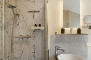 Douche, séchoir à cheveux, serviettes fournies