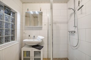 Shower, hair dryer, towels - Apartment 'Auf Dem Rosenhof' with Shared Terrace, Private Garden and Wi-Fi (Wolmersdorf)