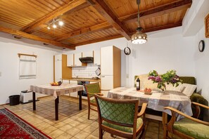 Dining - Apartment 'Auf Dem Rosenhof' with Shared Terrace, Private Garden and Wi-Fi (Wolmersdorf)