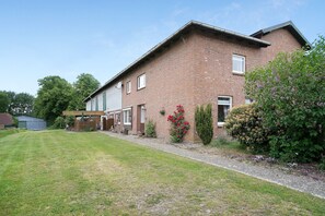 Exterior - Apartment 'Auf Dem Rosenhof' with Shared Terrace, Private Garden and Wi-Fi (Wolmersdorf)