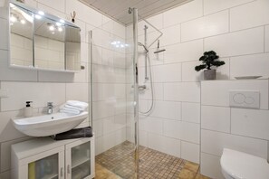 Shower, hair dryer, towels - Apartment 'Auf Dem Rosenhof' with Shared Terrace, Private Garden and Wi-Fi (Wolmersdorf)