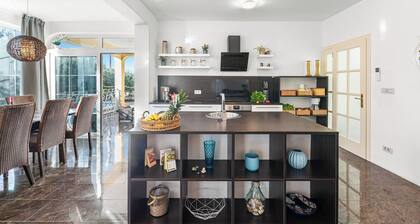 Holiday House with Pool Villa Seabird