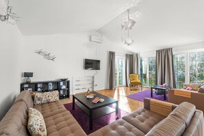 House, Private Pool | Living area | 15-inch flat-screen TV with satellite channels - Holiday House with Pool Villa Seabird (Porec)