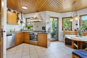 Fridge, oven, stovetop, dishwasher - Holiday Home 'Almschlössle' with Mountain View, Private Terrace and Wi-Fi (Gottmadingen)