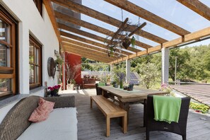Outdoor dining - Holiday Home 'Almschlössle' with Mountain View, Private Terrace and Wi-Fi (Gottmadingen)