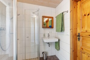 Shower, towels - Holiday Home 'Almschlössle' with Mountain View, Private Terrace and Wi-Fi (Gottmadingen)