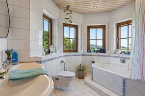 Shower, towels - Holiday Home 'Almschlössle' with Mountain View, Private Terrace and Wi-Fi (Gottmadingen)
