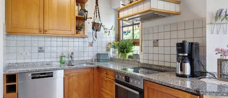 Jääkaappi, uuni, liesi, astianpesukone