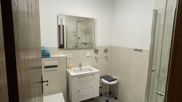 Douche, serviettes fournies