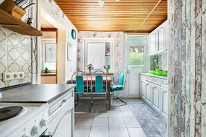 Fridge, microwave, oven, stovetop - Holiday Home 'Altstadt Ferienhaus Mit Terrasse' with Private Terrace and Wi-Fi (Husum)