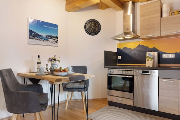 Fridge, oven, stovetop, dishwasher - Studio Apartment 'Ferienwohnung Wendelinus' with Mountain View, Shared Terrace and Wi-Fi (Rettenberg)