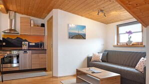 Een moderne keuken met houten kastjes, een ingebouwde oven en een roestvrijstalen afzuigkap.