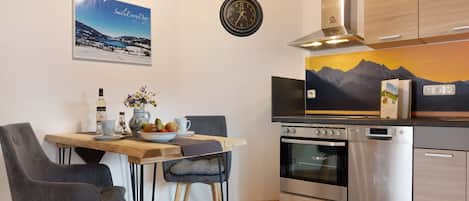 Fridge, oven, stovetop, dishwasher