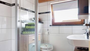 Een douche, een haardroger, handdoeken