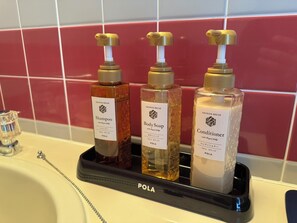 Combined shower/tub, free toiletries, hair dryer, towels - rosortinn boulogne (Koumi)