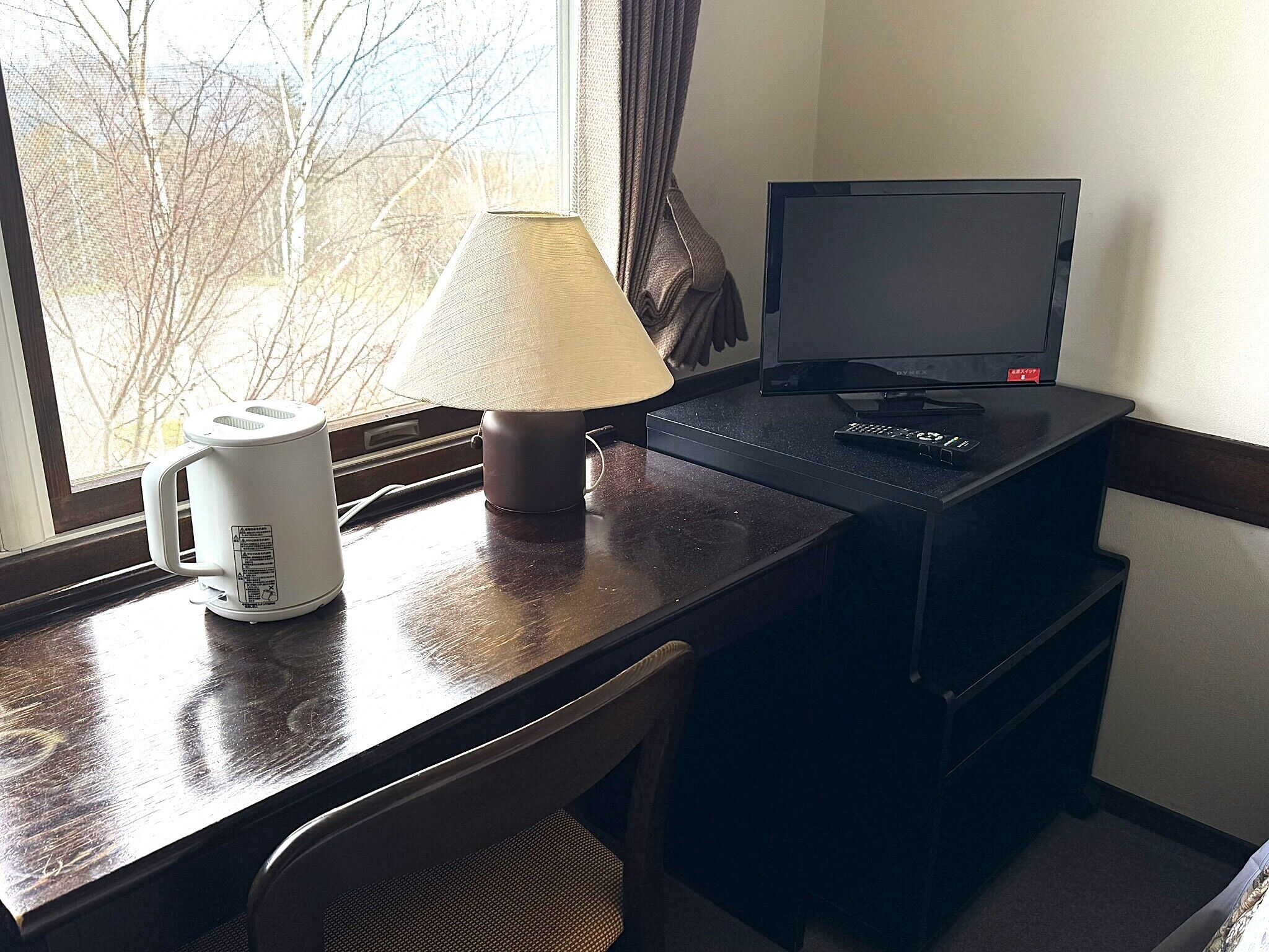 Escritorio, espacio para trabajar con un portátil, cortinas opacas