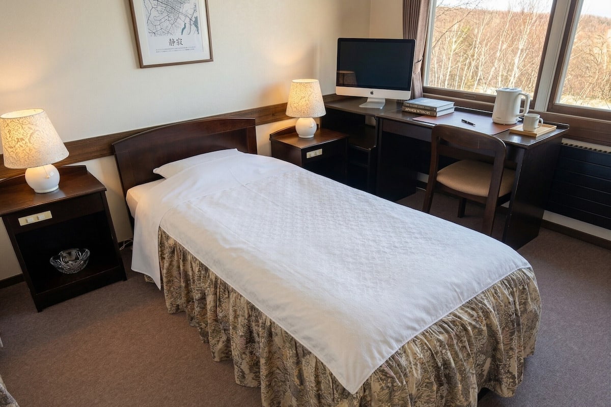 办公桌、笔记本电脑工作区、遮光窗帘、熨斗/熨板