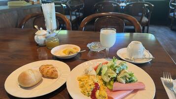 Daily self-serve breakfast (JPY 1650 per person)